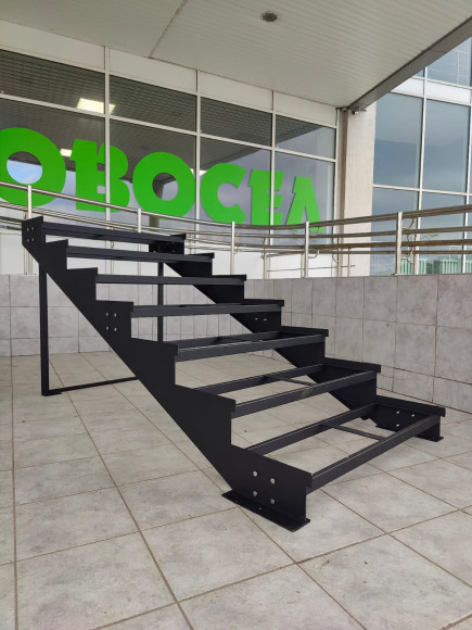 Лестница-крыльцо 7 ступеней без ДПК,без ограждения.Ширина 2 м , высота 1,05 м.