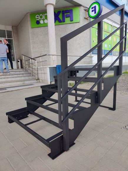 Лестница-крыльцо 5 ступеней,без ДПК,ограждение с одной стороны.Ширина 2 м.Высота 75 см.