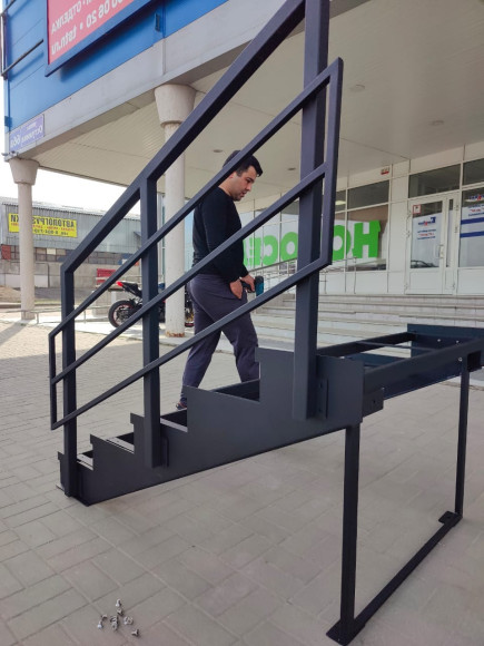 Лестница-крыльцо 5 ступеней,без ДПК,ограждение с одной стороны.Ширина 2 м.Высота 75 см.