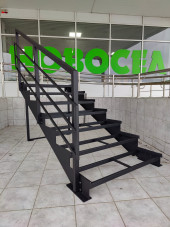 Лестница-крыльцо 7 ступеней,без ДПК,ограждения с одной стороны.Ширина 1,3 м,высота 1,05 м.