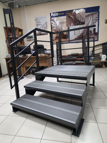 Лестница входная с ступенями ДПК , перила с одной стороны и торца .Ширина 2 м. Высота 45 см. 3 ступени с площадкой.