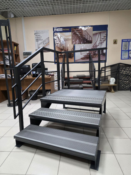 Лестница входная с ступенями ДПК , перила с одной стороны и торца .Ширина 2 м. Высота 45 см. 3 ступени с площадкой.