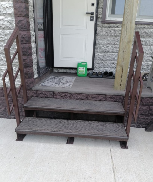 Лестница-крыльцо 2 ступени,с ДПК,ограждения с двух сторон.Ширина 1,3 м.Высота 30 см.
