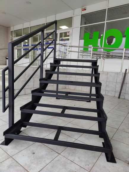 Лестница-крыльцо 7 ступеней,без ДПК,ограждения с одной стороны.Ширина 2 м,высота 1,05 м.