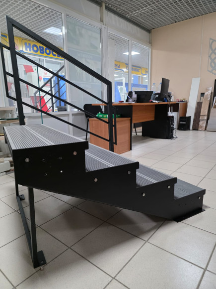 Лестница-крыльцо 4 ступени с ДПК,ограждение с одной стороны.Ширина 1м.Высота 72 см.