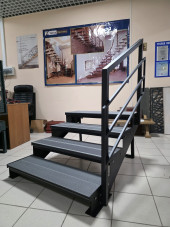 Лестница-крыльцо 4 ступени с ДПК,ограждение с одной стороны.Ширина 1м.Высота 72 см.