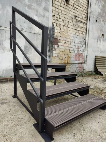 Лестница-крыльцо 4 ступени с ДПК,ограждение с одной стороны.Ширина 1м.Высота 72 см.