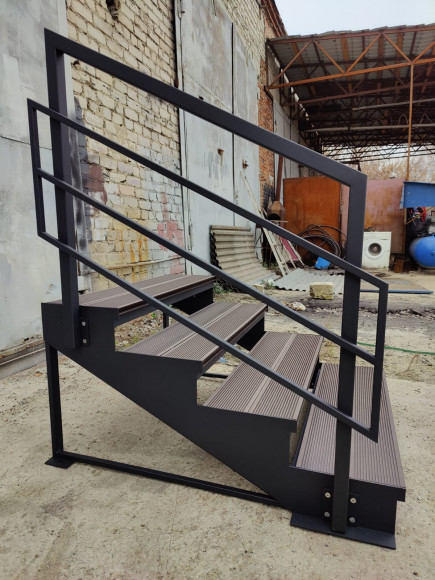 Лестница-крыльцо 4 ступени с ДПК,ограждение с одной стороны.Ширина 1м.Высота 72 см.