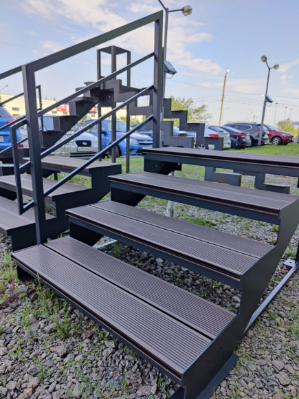 Лестница-крыльцо 4 ступени с ДПК,ограждение с одной стороны.Ширина 1м.Высота 72 см.