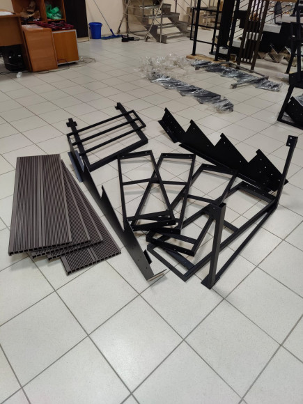 Лестница-крыльцо 4 ступени с ДПК,ограждение с одной стороны.Ширина 1м.Высота 72 см.