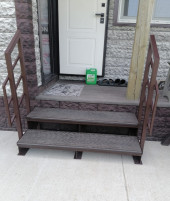 Лестница-крыльцо 2 ступени,с ДПК,ограждения с двух сторон.Ширина 1,5 м.Высота 30 см. 