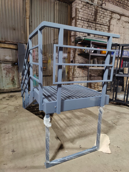 Лестница-крыльцо с площадкой 6 ступеней,c ступенями из ПВЛ,ограждение с одной стороны и по торцу площадки.Ширина 1 метр.