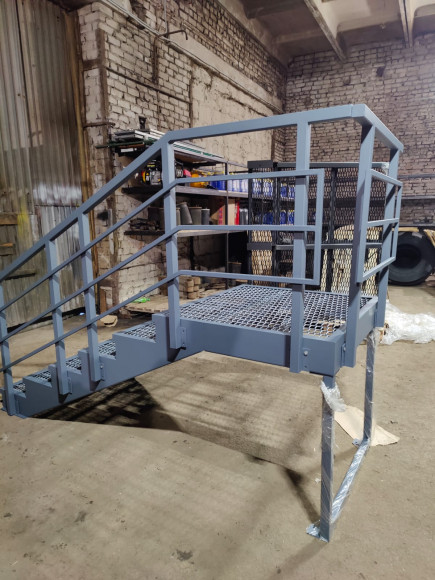 Лестница-крыльцо с площадкой 6 ступеней,c ступенями из ПВЛ,ограждение с одной стороны и по торцу площадки.Ширина 1 метр.