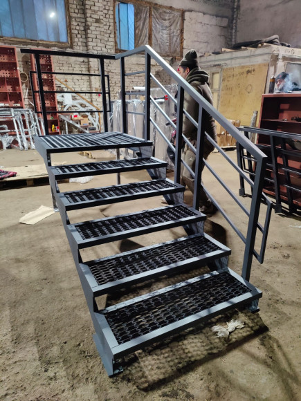 Лестница-крыльцо с площадкой 6 ступеней,c ступенями из ПВЛ,ограждение с одной стороны и по торцу площадки.Ширина 1 метр.