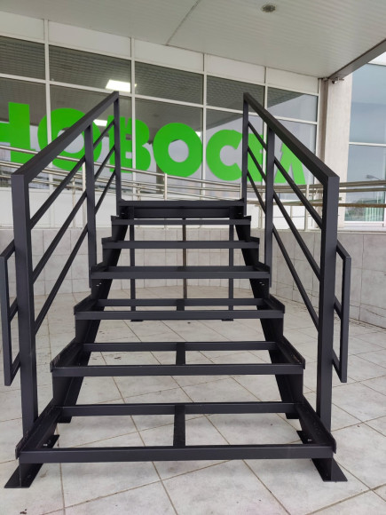 Лестница крыльцо 7 ступеней,без ДПК,ограждения с двух сторон.Ширина 1,5 м, высота 1,05 м.