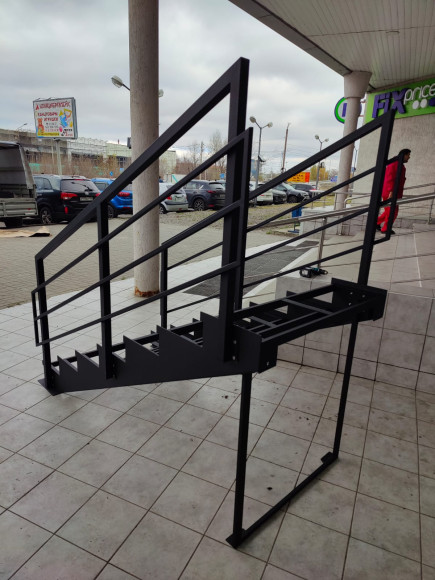 Лестница крыльцо 7 ступеней,без ДПК,ограждения с двух сторон.Ширина 1,5 м, высота 1,05 м.