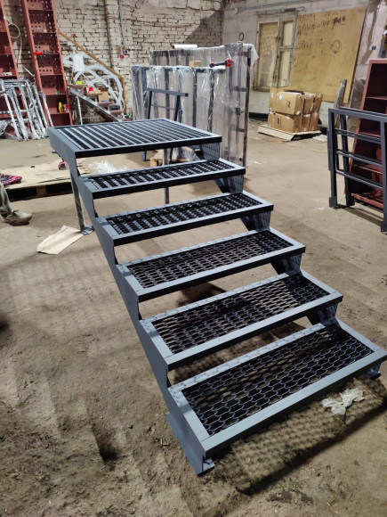 Лестница-крыльцо с площадкой 6 ступеней,c ступенями из ПВЛ,без ограждения.Ширина 1 метр.