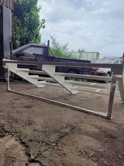 Лестница-крыльцо 4 ступени ,без ДПК,без ограждения.Ширина 1.3м. 