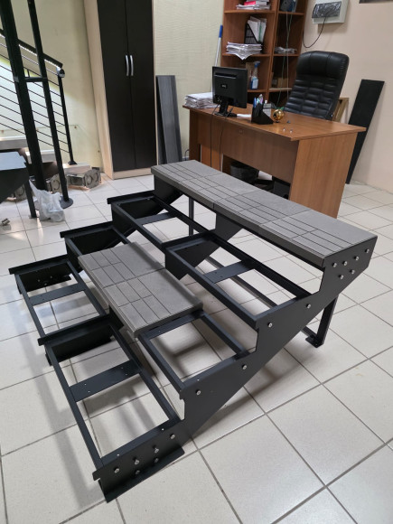 Лестница-крыльцо 4 ступени ,без ДПК,без ограждения.Ширина 1.3м. 