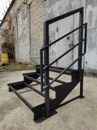 Лестница-крыльцо 3 ступени,ограждение с одной стороны.Ширина 2м.