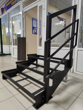 Лестница-крыльцо 3 ступени,ограждение с одной стороны.Ширина 2м.