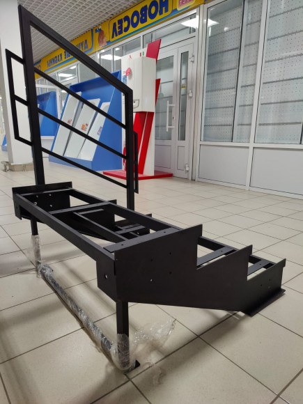 Лестница-крыльцо 3 ступени,ограждение с одной стороны.Ширина 2м.