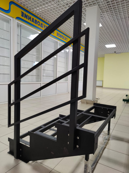 Лестница-крыльцо 3 ступени,ограждение с одной стороны.Ширина 2м.