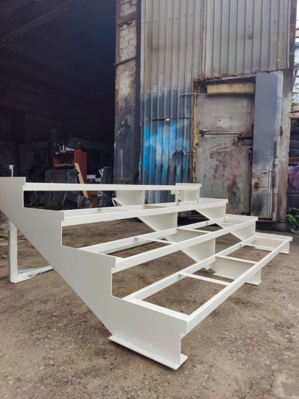 Лестница-крыльцо 4 ступени , с  ДПК,без ограждения.Ширина 1.3 м.  