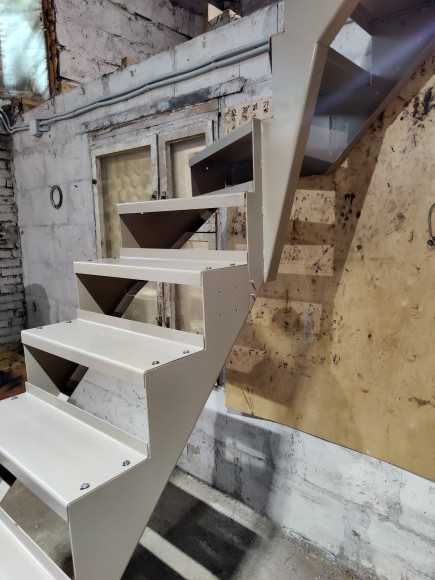 14 подъемов,10 ступеней прямых,3 забежных.Поворот на 90 градусов.Высота 2,8 м.Ширина 80 см. 