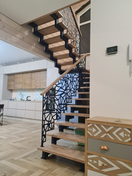 Ограждение для лестницы 14  ступеней  "лазерная резка" с дубовым поручнем.