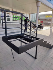 Лестница-крыльцо с площадкой ,5 ступеней,без ДПК,ограждение с одной стороны.Ширина 1 м.Высота 75 см.