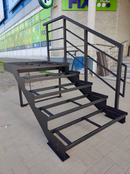 Лестница-крыльцо с площадкой ,5 ступеней,без ДПК,ограждение с одной стороны.Ширина 1 м.Высота 75 см.