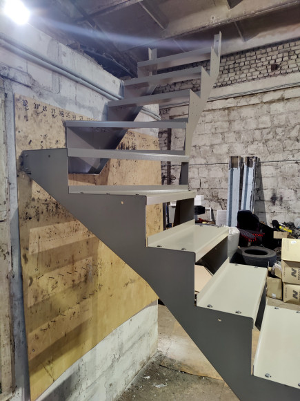 14 подъемов,10 ступеней прямых,3 забежных.Поворот на 90 градусов.Высота 2,8 м.Ширина 90 см. 