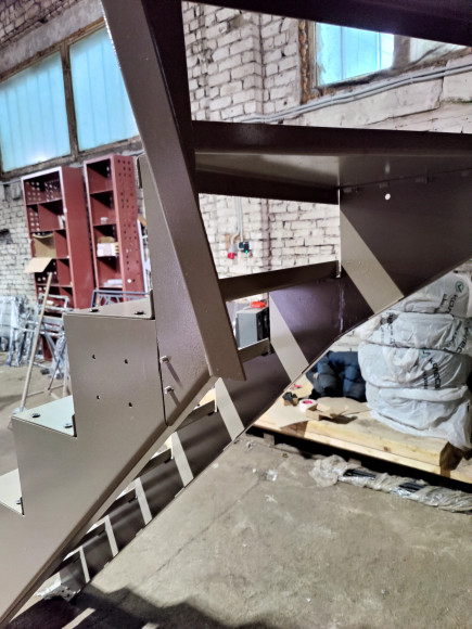 14 подъемов,10 ступеней прямых,3 забежных.Поворот на 90 градусов.Высота 2,8 м.Ширина 90 см. 