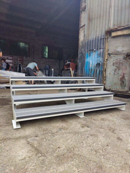 Лестница-крыльцо 4 ступени , с  ДПК,без ограждения.Ширина 2 м.