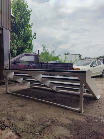 Лестница-крыльцо 4 ступени , с  ДПК,без ограждения.Ширина 2 м.