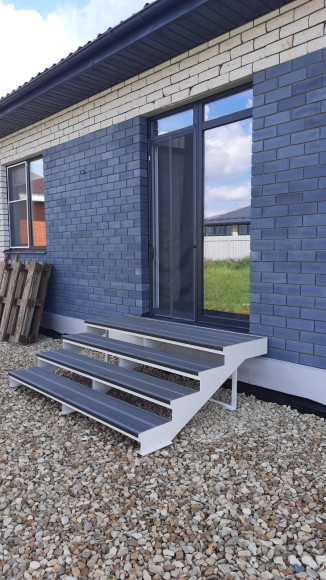 Лестница-крыльцо 4 ступени , с  ДПК,без ограждения.Ширина 2 м.