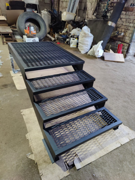 Лестница-крыльцо с площадкой 4 ступени,c ступенями из ПВЛ,без ограждения. Ширина 1 метр.Высота 60 см.