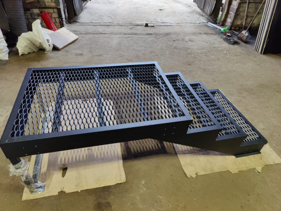 Лестница-крыльцо с площадкой 4 ступени,c ступенями из ПВЛ,без ограждения. Ширина 1 метр.Высота 60 см.