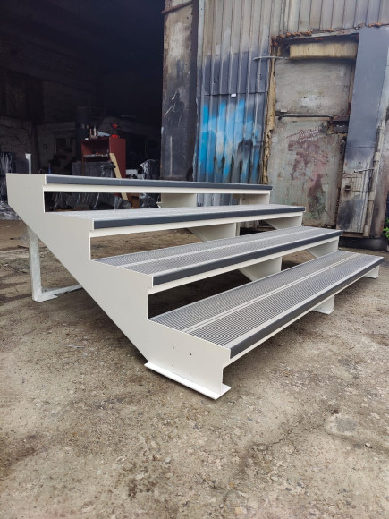 Лестница-крыльцо 4 ступени , с  ДПК,без ограждения.Ширина 1 м.Высота 60 см.   