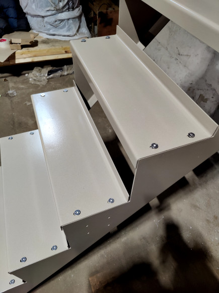 18 подъемов,16 ступеней прямых и площадка.Поворот на 180 градусов.(П- образная).Высота 2.7-3.6 м.Ширина 80 см.