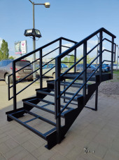 Лестница-крыльцо с площадкой 5 ступеней,без ДПК.Ограждения с двух сторон.Ширина 1 м.Высота 75 см.