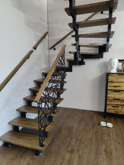 Ограждение для лестницы 11  ступеней  "лазерная резка" с дубовым поручнем.