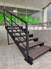 Лестница-крыльцо 7 ступеней с ДПК, ограждение с одной стороны . Ширина 1,5 метра ,высота 1,05 метра.