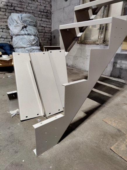 18 подъемов,16 ступеней прямых и площадка.Поворот на 180 градусов.(П- образная).Высота 2.7-3.6 м.Ширина 90 см.