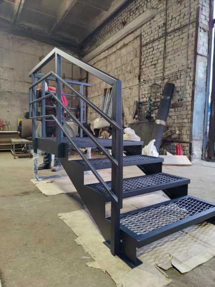 Лестница-крыльцо с площадкой 4 ступени,c ступенями из ПВЛ,ограждение с одной стороны и по торцу площадки.Ширина 1 метр.Высота 60 см.