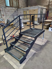 Лестница-крыльцо с площадкой 4 ступени,c ступенями из ПВЛ,ограждение с одной стороны и по торцу площадки.Ширина 1 метр.Высота 60 см.