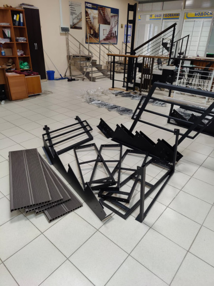 Лестница-крыльцо  4 ступени, с ДПК,ограждение "стандарт" с одной стороны.Ширина 1,3 м.Высота 72 см.