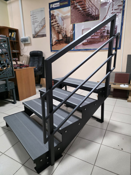 Лестница-крыльцо  4 ступени, с ДПК,ограждение "стандарт" с одной стороны.Ширина 1,3 м.Высота 72 см.