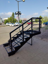 Лестница-крыльцо с площадкой ,5 ступеней,без ДПК,ограждения с одной стороны и по торцу площадки.Ширина 1,5 м.Высота 75 см.